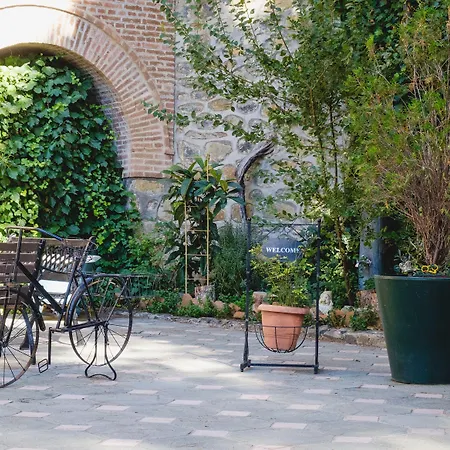 New Helvetia Historic بلاتريس